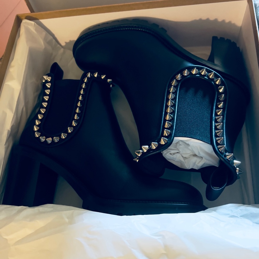 NEW in BOX>>Christian Louboutin Capahutta Spiked boots